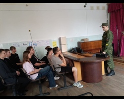 20 ноября 2025 года курсант кафедры РЭБ провёл профориентационную встречу для учащихся 11-х классов СОШ № 1 посёлка Тарасовский
